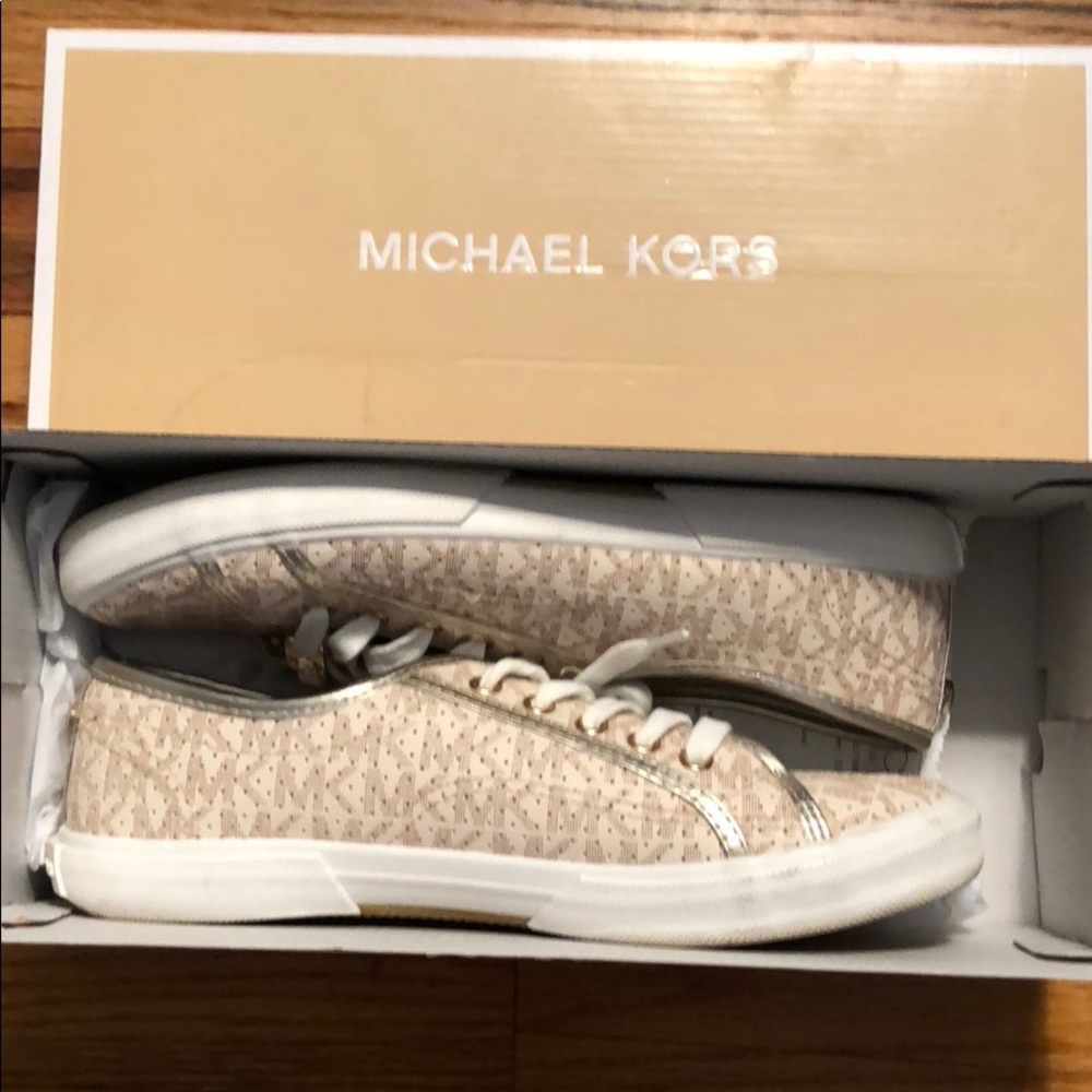 💕🎉HP🎉💕Michael Kors Creme / White logo sneakers - Picture 2 of 2